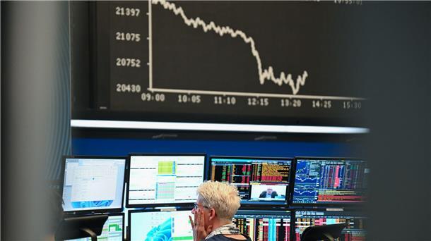 Schon seit Tagen geht die Kurve an der Börse runter. Das bedeutet: Unternehmen verlieren an Wert.