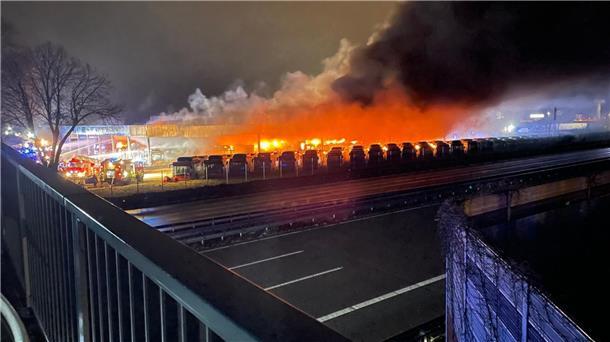 Schon von weitem war der Feuerschein bei Alga in der Nacht zum Sonntag zu sehen. Es entstand ein Millionenschaden.