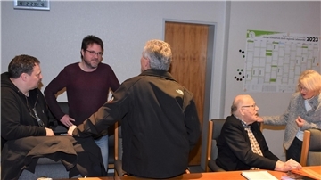 Schon vor Beginn der Ratssitzung gab es angeregte Diskussionen: Olaf Helwig, Michael Sanders, Hans Schwedt, Horst Wieting, Gabriele Wobbe-Sahm (von links).