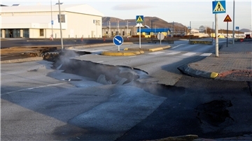 Schon vor zwei Tagen stieg Dampf aus einer Spalte in einer Straße im isländischen Grindavik auf.
