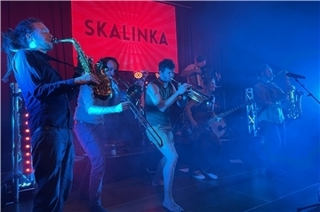 Schon wieder ein tolles Konzert zum 40. Geburtstag der Jahnhalle: Skalinka sorgten mit einem mitreißenden Mix für Partystimmung.