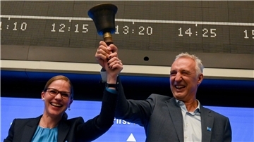 Schott-Pharma-Chef Andreas Reisse und Finanzvorständin Almuth Steinkühler läuten in Frankfurt die Börsenglocke.