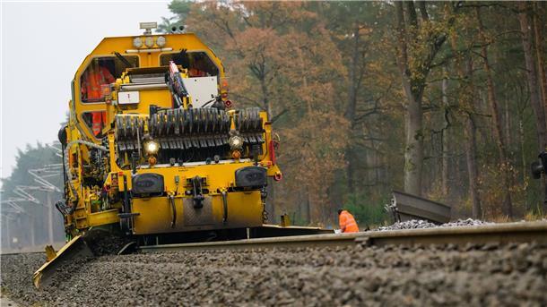 Bauarbeiten an Bahn-Unfallstelle bei Leiferde gehen weiter Schotter wird an das neue Gleisbett an der Unfallstelle angepasst.