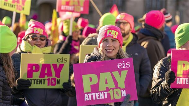 Schottische Lehrer demonstrieren für eine Gehaltserhöhung.