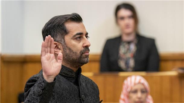 Schottlands neuer Regierungschef Humza Yousaf legt den Eid ab, als er im Court of Session in Edinburgh als „First Minister“ vereidigt wird.