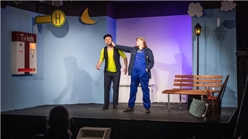 Schräge Vögel treffen in der Komödie „Amor sucht die Liebe" im Piccolo Teatro aufeinander. Der schlechte Zauberer (Andreas Brendel) leiht sich ein Telefon von der Berlinerin im Blaumann (Vania Brendel).