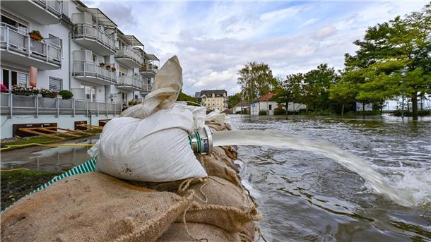 Schreckmoment in Eisenhüttenstadt: In einem Stadtteil wurde in der Nacht ein Sandsack-Wall unterspült, die Feuerwehr musste rasch reagieren.