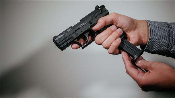 Schreckschusswaffen und Schreckschusspatronen können ohne Waffenschein erworben und zu Hause aufbewahrt werden. Eine große Nachfrage gab es im vergangenen Jahr zu Silvester.