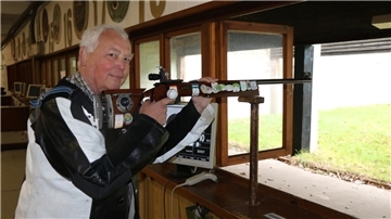 Schriftwart Klaus Dahl trainiert immer noch regelmäßig in mehreren Disziplinen.