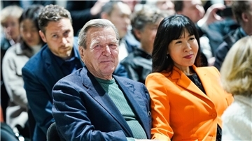 Schröder-Kim und ihr Ehemann waren zuletzt in die Kritik geraten, weil sie an einem Empfang in der russischen Botschaft zum Jahrestag des Sieges über Nazi-Deutschland teilgenommen hatten.