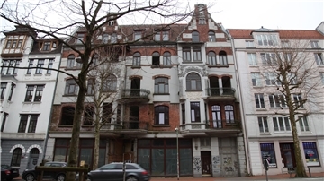 Schrott-Immobilie an der Hafenstraße 42. Die Stadt nimmt eine Ersatzmaßnahme vor.  