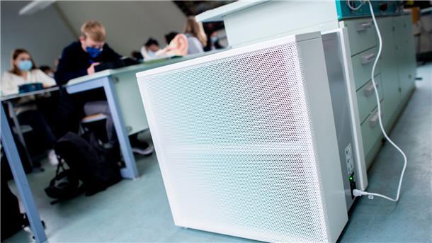 Ein Luftfilter im Klassenraum .