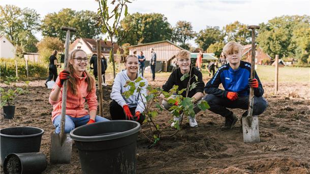 Schüler der KGS Tarmstedt helfen beim Start des Agroforstwirtschaftsprojektes in Wilstedt.