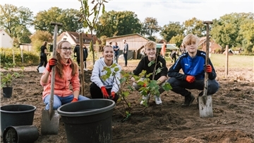 Schüler der KGS Tarmstedt helfen beim Start des Agroforstwirtschaftsprojektes in Wilstedt.
