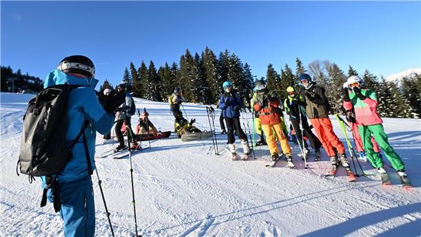 Zu teure Klassenfahrt? Schulen hinterfragen Skilager Schüler einer Realschule beim Skifahren in den bayerischen Alpen.