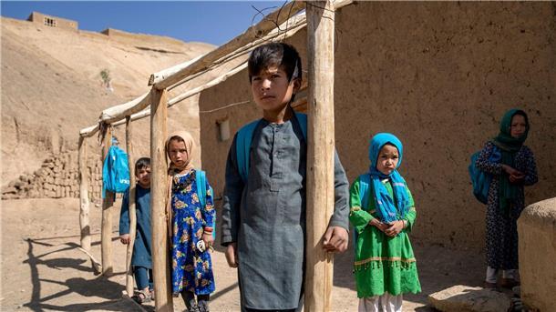 HRW: Taliban-Politik gefährdet auch Bildung von Jungen Schüler einer zweiten Klasse in Bamiyan.
