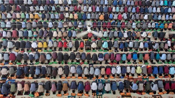 Schüler in Indonesien verrichten das Mittagsgebet vor einer Koranlesestunde in der Ar-Raudlatul Hasanah Islamic Boarding School in Indonesien. Muslime auf der ganzen Welt begehen derzeit den Ramadan. Dabei verzichten sie von Sonnenaufgang bis Sonnenuntergang auf Essen, Trinken, Rauchen und Sex.