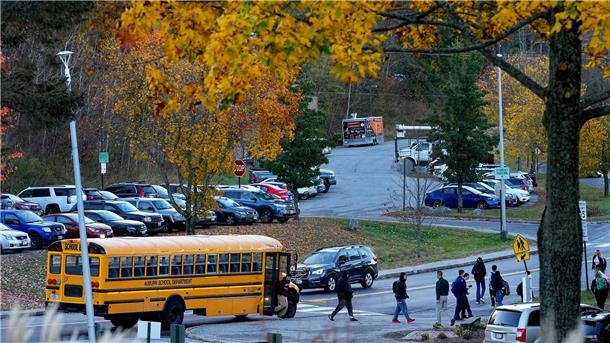 Vor Massaker in Maine gab es Warnungen vor dem Täter Schüler kehren nach der Bluttat am 25. Oktober 2023 zurück an die Schule in Lewiston.