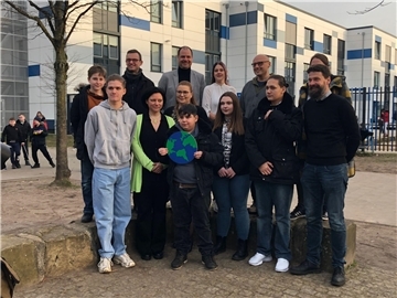 Schüler und Lehrer der Heinrich-Heine-Schule