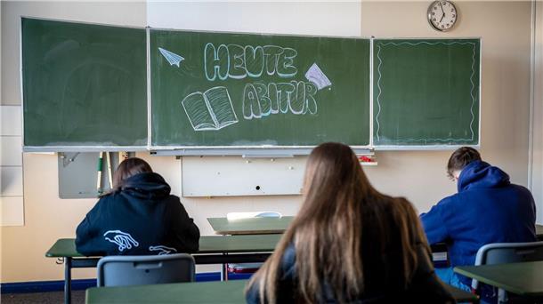 Abiturprüfungen in Niedersachsen gestartet Schülerinnen bei der Abiprüfung.