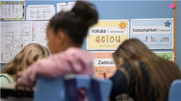 Schülerinnen einer vierten Klasse nehmen am Unterricht teil.