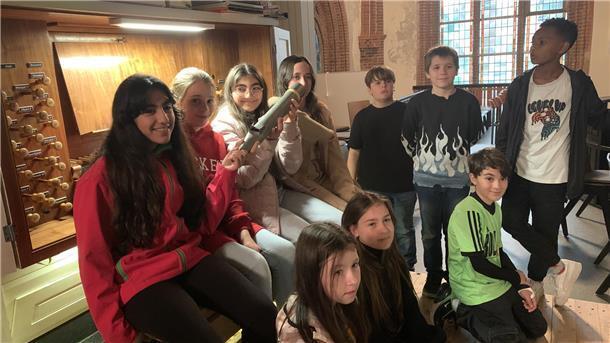 Schülerinnen und Schüler der 5. Klasse der Humboldtschule Bremerhaven bei einer der Orgelführungen in der Christuskirche.