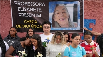 Schülerinnen und Schüler der betroffenen Schule in São Paulo trauern um die getötete Lehrerin.