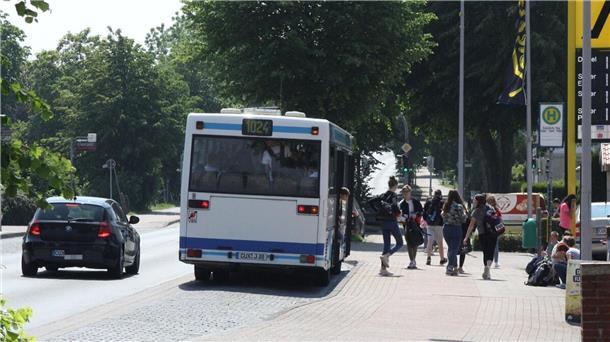 Schülerinnen und Schüler der Geschwister-Scholl-Schule steigen in der Hauptstraße in Altenwalde aus einem Bus.