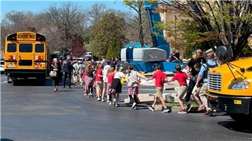 Schülerinnen und Schüler der Grundschule in Nashville werden am Tag des Amoklaufs in Sicherheit gebracht.