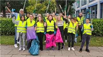 Bild von Schülerinnen und Schülern der Oberschule 1 beim Müllsammeln