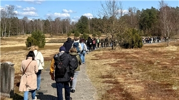 Schüler der Oberschule Dorum auf ihrem Weg durch das Außengelände der KZ-Gedenkstätte Bergen-Belsen.