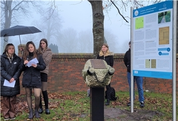 Schülerinnen und Schüler des Braker Gymnasiums kümmern sich darum, dass nationalsozialistische Verbrechen nicht vergessen werden. Ihr jüngstes Werk: eine Geschichts- und Erinnerungstafel zum Thema Zwangsarbeit. Sie hat ihren Platz neben dem Mahnmal zum gleichen Thema, das auf Betreiben von Gymnasiastinnen und Gymnasiasten 2019 errichtet wurde.