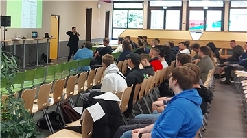Schülerinnen und Schüler des Kivinan-Bildungszentrums während eines Workshops mit einer Expertin. 