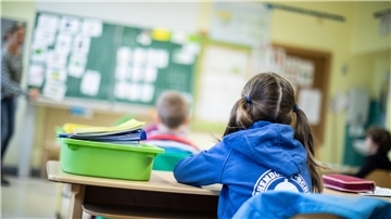 Schülerinnen und Schüler einer Grundschule sitzen gemeinsam im Klassenraum.