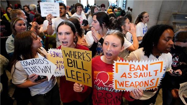 Schülerinnen und Schüler fordern lautstark eine Waffenreform und unterstützen die „Tennessee Three“ vor dem Repräsentantenhaus in Nashville.