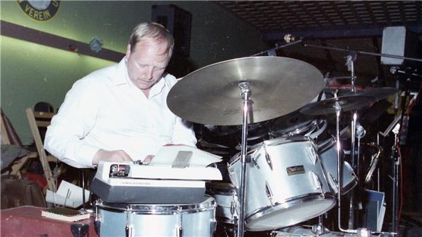 Schützenfest in Uthlede 1988: Otto Baur sitzt am Schlagzeug und schreibt in den Tanzpausen den NZ-Artikel.
