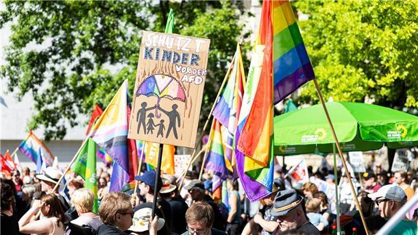 „Schützt Kinder vor der AfD“ steht auf einem Schild. Laut der Polizei verlief die Demo vor dem Landtag störungsfrei und ohne besondere Zwischenfälle.