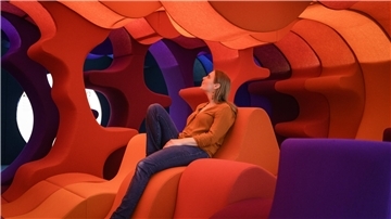 Schuhe aus und rein in die Höhle: Die Wohnlandschaft des dänischen Designers Verner Panton dürfen die Besucher betreten.