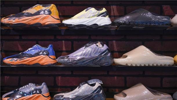 Zahl der Schuhgeschäfte schrumpft weiter Schuhe stehen in einem Geschäft.