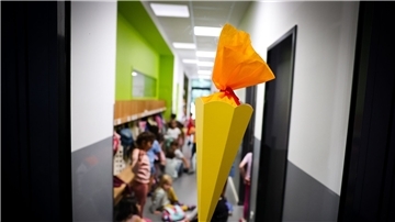 Schulanfänger: Eine kleine Schultüte am Eingang einer Grundschule in Hamburg.