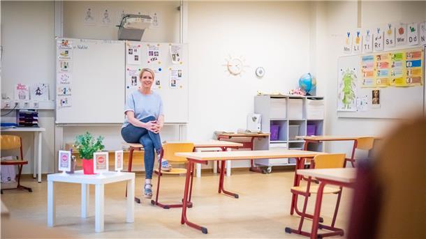Schuldirektorin Stefanie Pupel zeigt die Abstände zwischen den Schulbänken nach den Hygieneregeln, wie sie aktuell gelten.