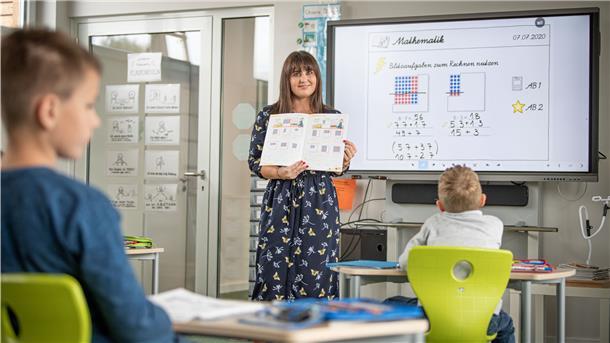 Schule der Zukunft: Lehrerinnen aus Bremerhaven und Geestland stellen besondere Lernprojekte vor. Grundschullehrerin Alisa Döscher aus Drangstedt arbeitet mit digitalen Lernmitteln wie Activeboard und Videoübungen.