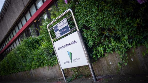 Schuleingang des Kreisgymnasiums Wesermünde: Viertklässler können sich jetzt mit ihren Eltern informieren. Foto: Hartmann