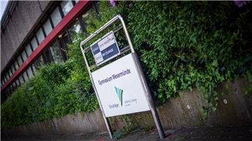 Schuleingang des Kreisgymnasiums Wesermünde: Viertklässler können sich jetzt mit ihren Eltern informieren. Foto: Hartmann