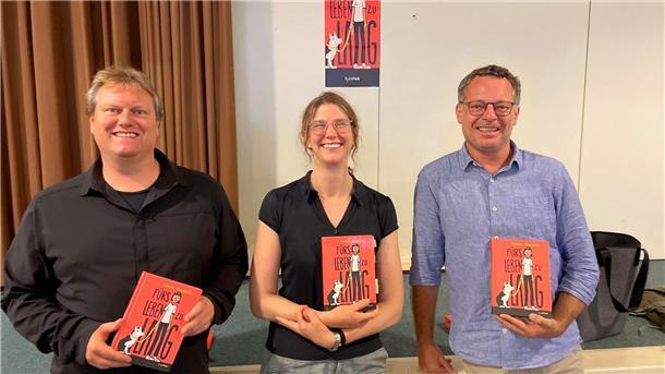 Schulleiter Rainer Janßen (rechts) und Deutsch-Fachdienstleiter Ulrich Aits hießen Autorin Nikola Huppertz im Schulzentrum willkommen. 