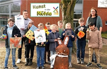 Schulleiter Thomas Schröder, Organisatorin Jutta Müller (Fachleitung Kunst) sowie ein Kind aus jeder Klasse.
