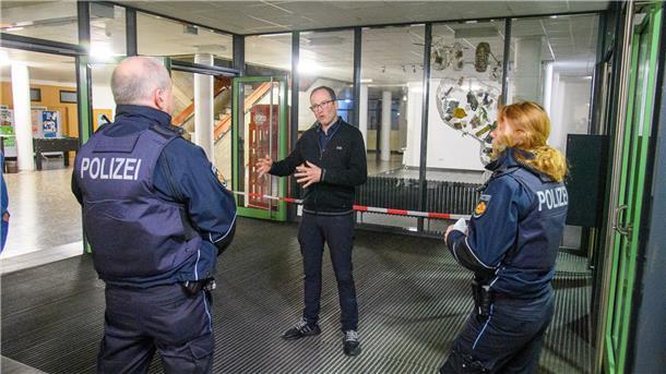 Junge Klima-Aktivisten räumen Aula der Scholl-Schule Schulleiter York Grüninger im Gespräch mit der Polizei.