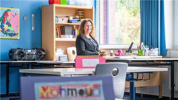 Schulleiterin Kristina Dammeyer von der Grundschule in Schiffdorf hat die Namensschildern ihrer Schüler platziert. Künftig haben die Kinder nur noch angestammte Sitzplätze.