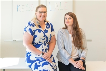 Schulleiterin Meike Ehler (links) und ihre Kollegin Miriam Moka besprechen die Testergebnisse von Kess und Lale.