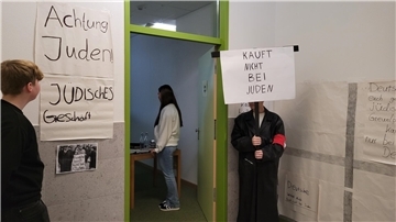 Schulprojekt zur Reichspogromnacht: Jugendliche der Schule Achtern Diek in Dorum gestalten für Mitschüler lebendigen Geschichtsunterricht. Hier zeigen sie beispielhaft, wie jüdische Kaufleute von der Gesellschaft ausgegrenzt wurden.